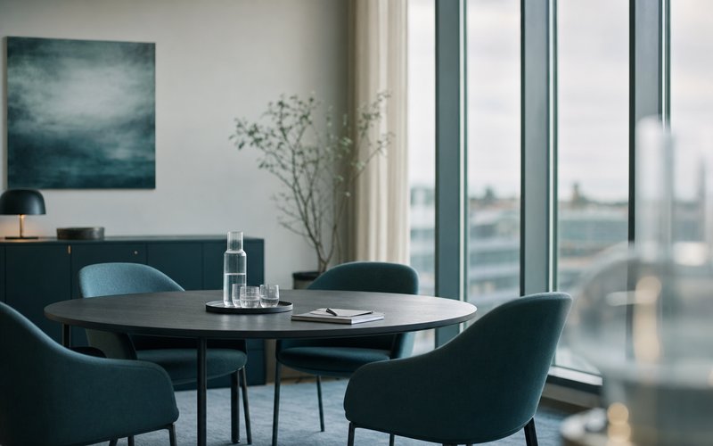 Mötesrum med runt bord som illustrerar branschorganisationernas arbete inom revisionsyrket.
